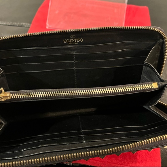 Valentino Garavani - Black Rockstud Zip-Around Long Wallet - Gold Hardware - Picture 6 of 12
